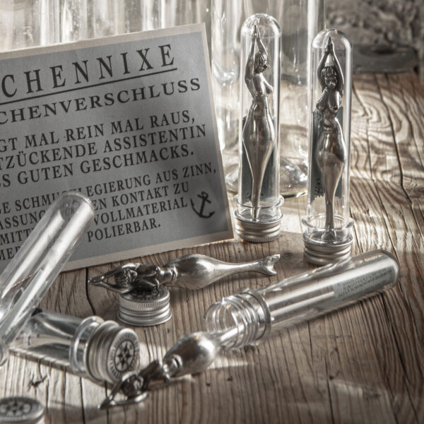 Flaschennixe, bottle stopper from Neptune jewelry with packaging in a glass jar and label.