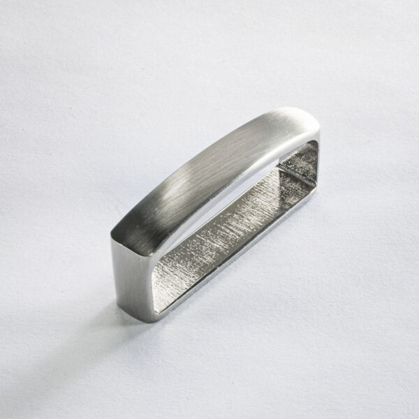 Passador de cinto em cetim prata frita. 5*1,2 cm Zamak, galvanizado com prata. Para cinto intercambiável Neptunsgemme de 4 cm de largura.