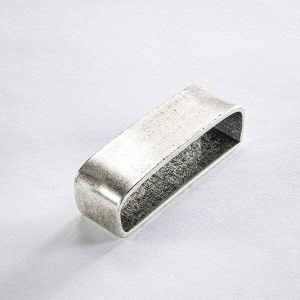 Passador de cinto ponte prata antiga. 5*2 cm. Zamak, galvanizado com prata. Para cinto de troca de joias Netuno com 4 cm de largura.