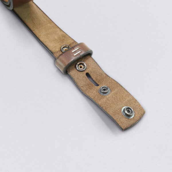 Interchangeable belt Kerleleder® Robust brown from NeptunsSchmeißel. Picture of the leather strap, detailed view, robust quality. 4 cm width.