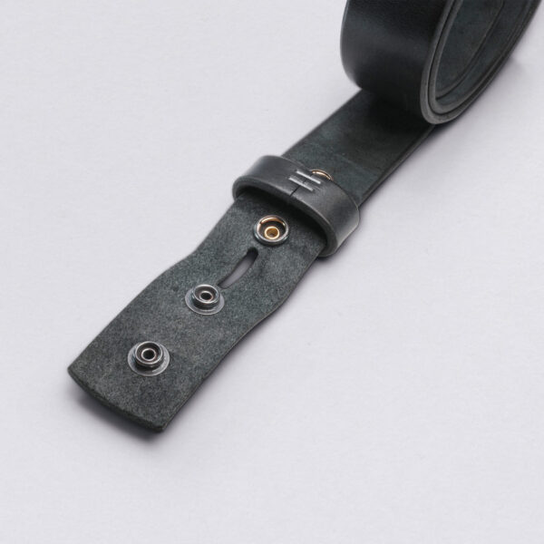 Interchangeable belt Kerleleder® Robust black from NeptunsSchmeißel. Image of the leather strap, detail of snap button closure, robust quality. 4 cm width.