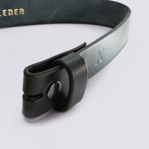 Courroie interchangeable Kerleleder® Robust noir de NeptunsSchmeißel. Image du bracelet en cuir, détail de la surface du côté boucle de fermeture, qualité robuste. 4 cm de largeur.