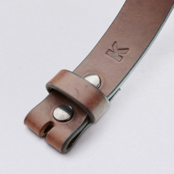 Interchangeable belt Kerleleder® Robust brown from NeptunsSchmeißel. Image of the leather strap, detailed view of the surface, robust quality. 4 cm width.