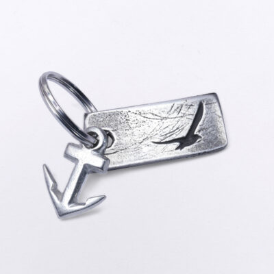 Kleiner Schlüsselanhänger mit einer fliegenden Möwe, und einem zusätzlichen Anker, Maße:2 x 4,5 cm, von Neptunsgeschmeide.