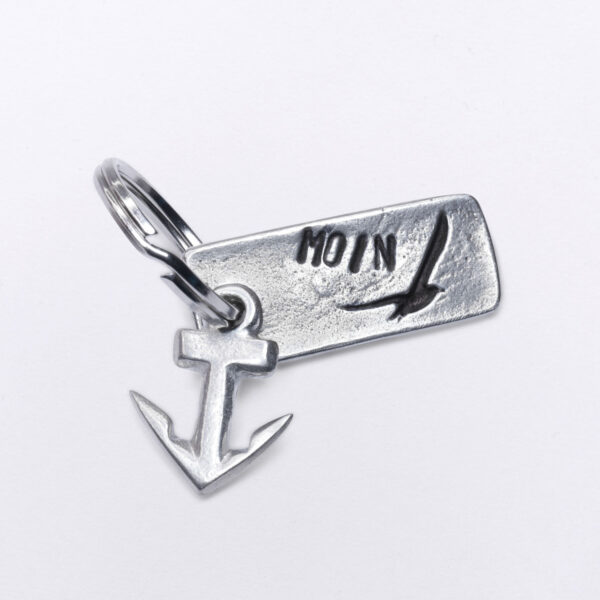 Kleiner Schlüsselanhänger mit einer fliegenden Möwe, und einer Moin Prägung mit zusätzlichem Anker, 2 x 4,5 cm, von Neptunsgeschmeide.