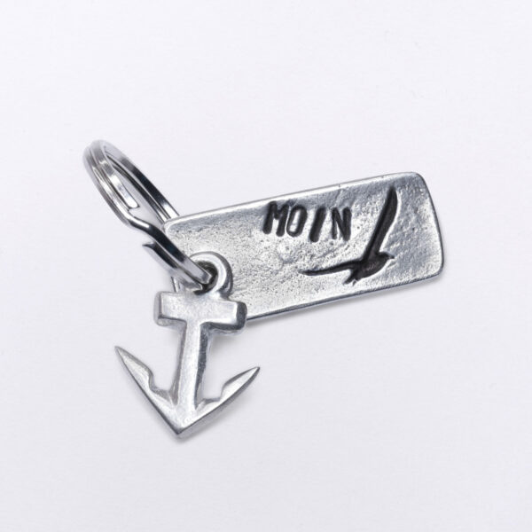 Small key ring with a flying seagull and a Moin embossing with an additional anchor, 2 x 4,5 cm, from Neptunsgeschmeide.