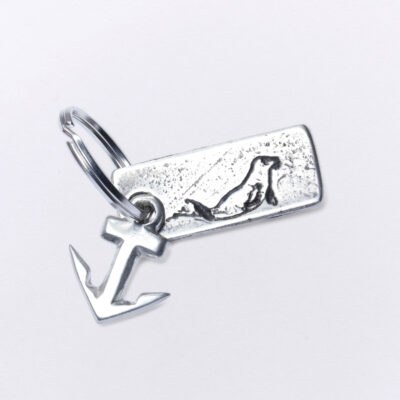 Schlüsselanhänger Robbe und zusätzlichem Anker, Maße: 2 x 4,5 cm, von Neptunsgeschmeide.