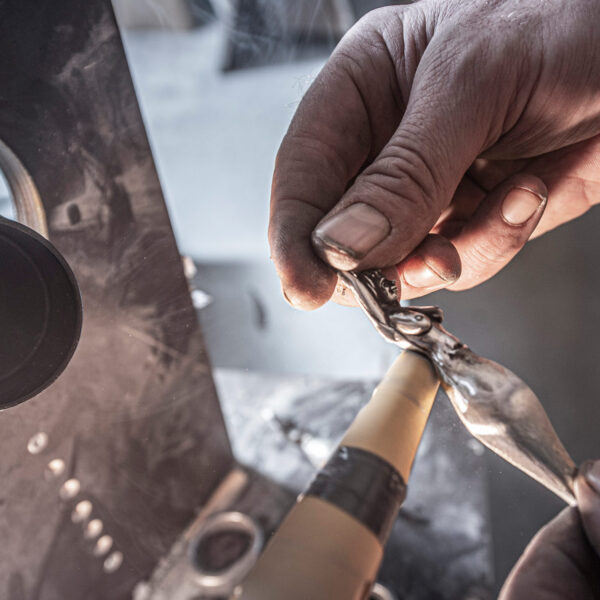 Workshop af Neptuns juveler: Slibning af overfladen af ​​flaskehætten: Flaske Havfrue.