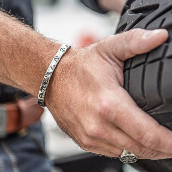 Armband från Neptungsgem, modell: Ankarsvärm med handpräglade ankare. Bärs av sjömän som håller i en fender.