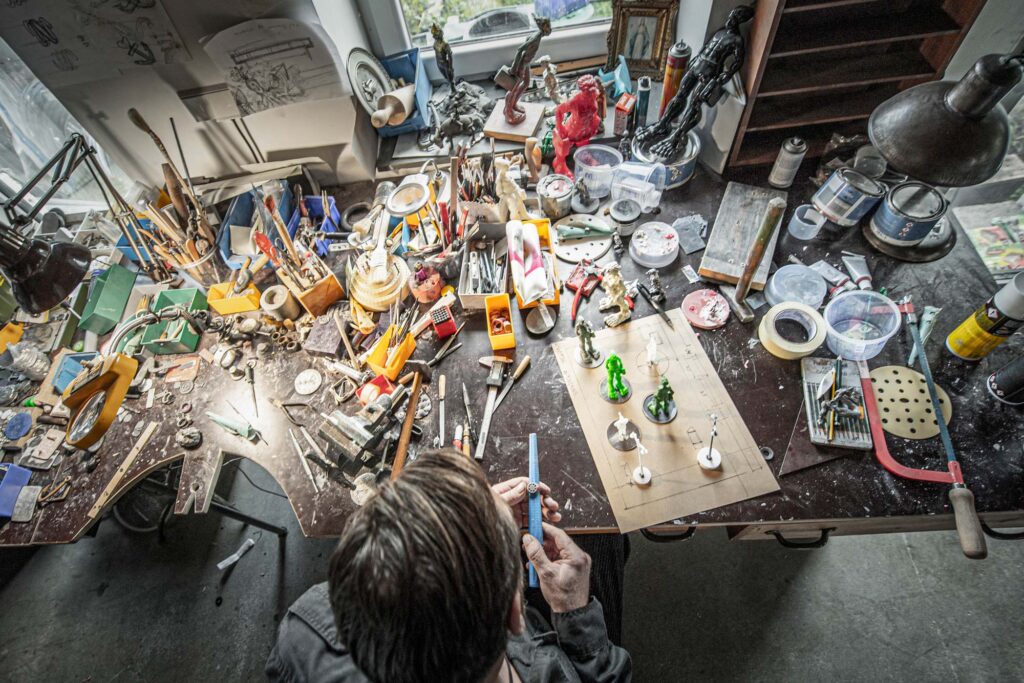Neptunsgeschmeide Atelier: Blick auf den Arbeittisch von Jen und Martin Wolke mit Modellen und Ideen.
