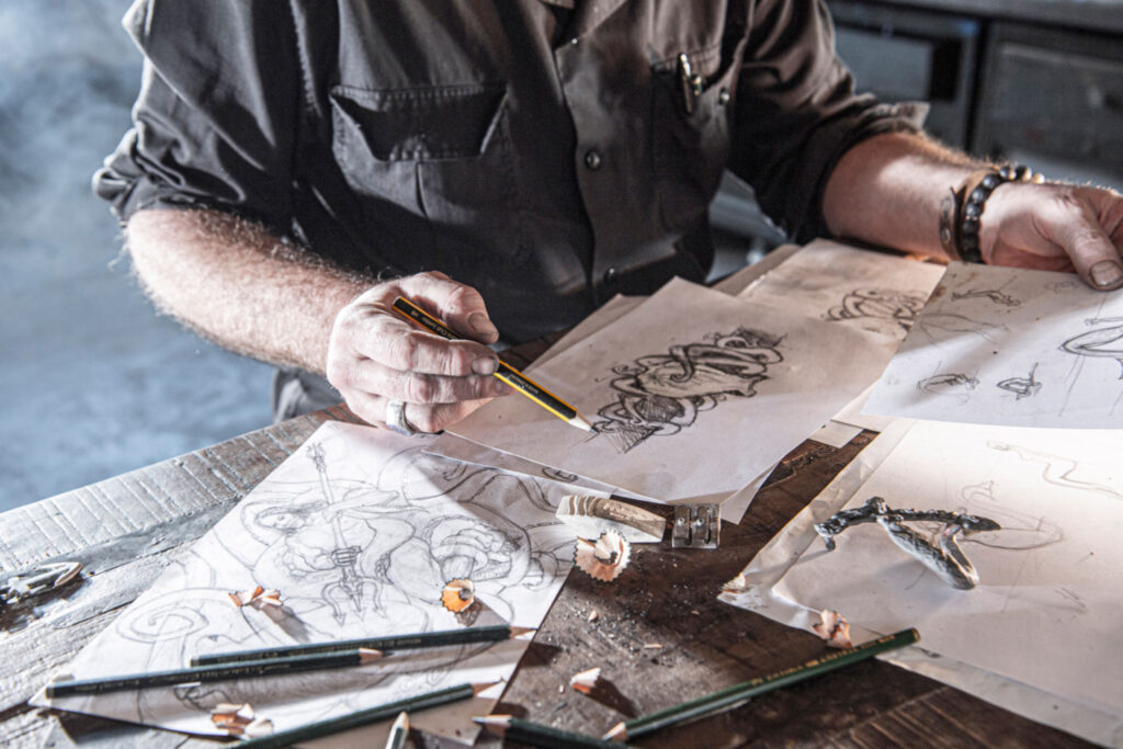 Neptunsgeschmeide Atelier: Martin Wolke über Entwürfen und Skizzen für eine Oktopus oder Kragen Motiv Gürtelschnalle.