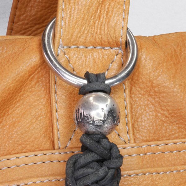 Gebamsel® Anhänger Hamburger Perle Welt, Ansicht an Tasche 1, 925er Silber, von Neptunsgeschmeide. Taschen- oder Schlüsselanhänger mit Karabinerhaken, groß.