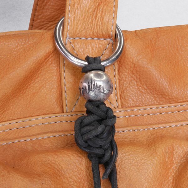 Gebamsel® Anhänger Hamburger Perle Welt, Ansicht an Tasche 2, 925er Silber, von Neptunsgeschmeide. Taschen- oder Schlüsselanhänger mit Karabinerhaken, groß.