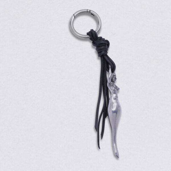 Gebamsel Anhänger Nixe, Ansicht Detail 2, Zinn, von Neptunsgeschmeide. Taschen- oder Schlüsselanhänger mit Karabinerhaken, klein.