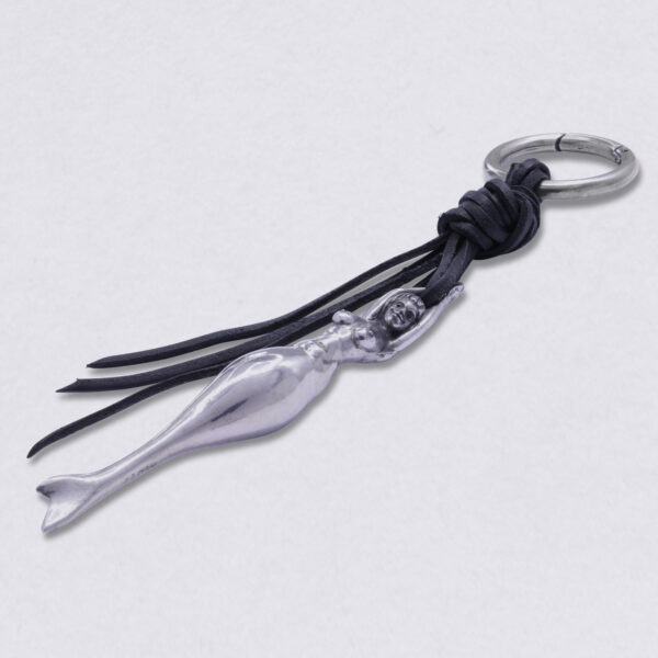 Gebamsel Anhänger Nixe, Ansicht Detail 4 seitlich, Zinn, von Neptunsgeschmeide. Taschen- oder Schlüsselanhänger mit Karabinerhaken, klein.