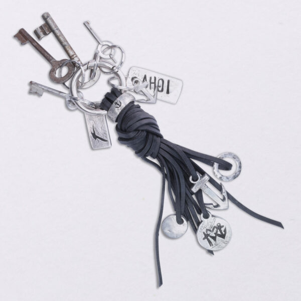 Gebamsel Anhänger Anker Ring GLH Blanko rund, Ansicht mit Schlüsseln und weiteren Schlüsselanhängern 3, von Neptunsgeschmeide. Taschen- oder Schlüsselanhänger mit Karabinerhaken groß.