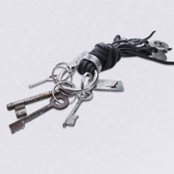 Gebamsel Anhänger Anker Ring GLH Blanko rund, Ansicht mit Schlüsseln und weiteren Schlüsselanhängern, von Neptunsgeschmeide. Taschen- oder Schlüsselanhänger mit Karabinerhaken groß.