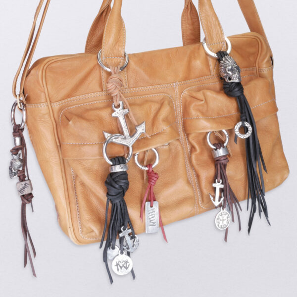 Gebamsel für Schlüssel, Schmuck und Taschen, Beispiele an einer braunen Tasche von Neptunsgeschmeide.