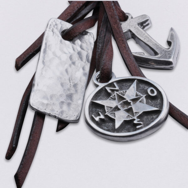 Gebamsel® Anhänger Krone und Kompass, Detailbild, von Neptunsgeschmeide. Taschen- oder Schlüsselanhänger mit Karabinerhaken klein.