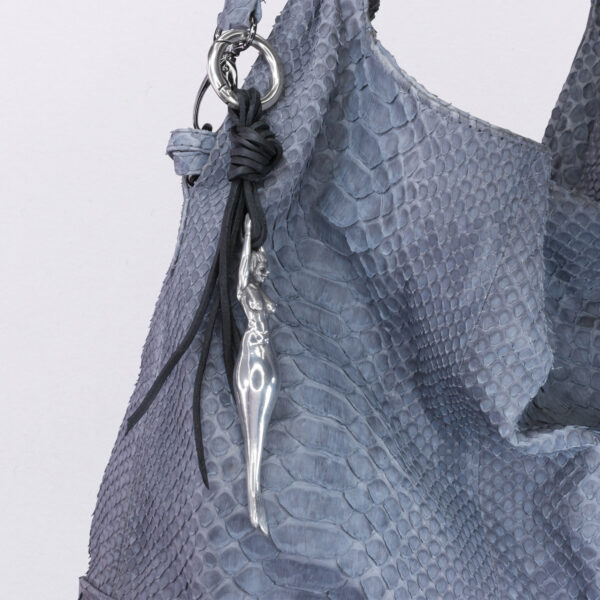 Gebamsel® Anhänger Nixe, Ansicht Detail an blauer Tasche, Zinn, von Neptunsgeschmeide. Taschen- oder Schlüsselanhänger mit Karabinerhaken, klein.