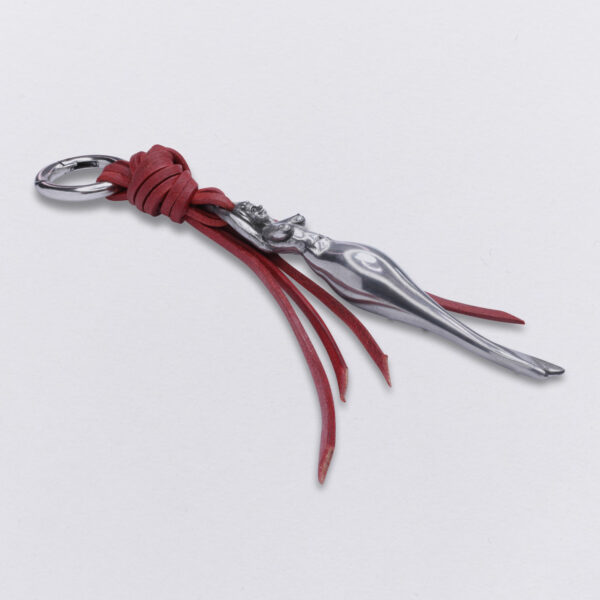 Gebamsel Anhänger Nixe, Ansicht Detail 1 an rotem Lederband, Zinn, von Neptunsgeschmeide. Taschen- oder Schlüsselanhänger mit Karabinerhaken, klein.