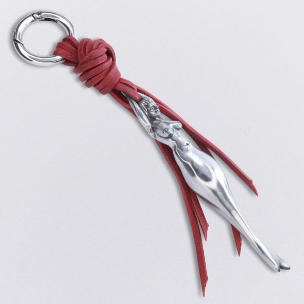 Gebamsel® Anhänger Nixe, Ansicht Detail 2 an rotem Lederband, Zinn, von Neptunsgeschmeide. Taschen- oder Schlüsselanhänger mit Karabinerhaken, klein.