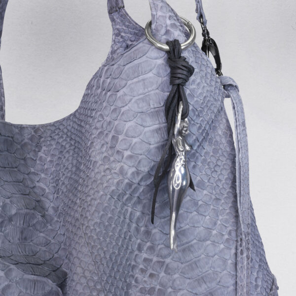 Gebamsel Anhänger Nixe, Ansicht Detail an blauer Ledertasche 2, Zinn, von Neptunsgeschmeide. Taschen- oder Schlüsselanhänger mit Karabinerhaken, klein.