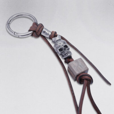Gebamsel® Anhänger Totenkopf König Holzwürfel, Hauptbild, von Neptunsgeschmeide. Taschen- oder Schlüsselanhänger mit Karabinerhaken, groß.