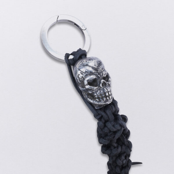 Gebamsel Anhänger Totenkopf lang, Detailbild Totenkopf, von Neptunsgeschmeide. Taschen- oder Schlüsselanhänger mit Karabinerhaken gerade Kanten, groß.