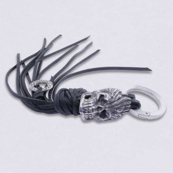 Gebamsel® Anhänger Totenkopf Flammenherzen, Hauptbild, von Neptunsgeschmeide. Taschen- oder Schlüsselanhänger mit kleinem Ring an Lederschnürung mit Karabinerhaken gerade Kanten, groß.