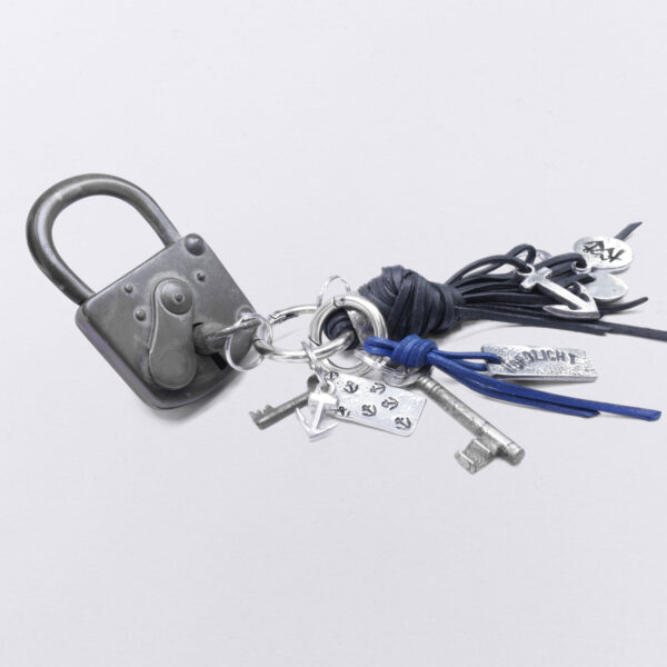 Gebamsel® example picture with carabiners attached to the keyring and lock. From jewelry of Nepun.