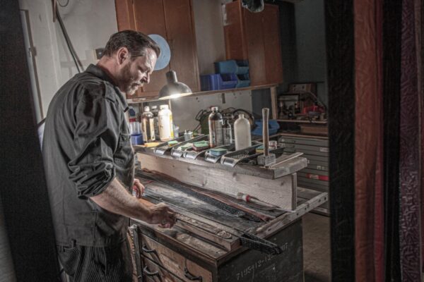 Laboratorio e studio di Neptune Jewels: Tintura a mano dei bordi tagliati.