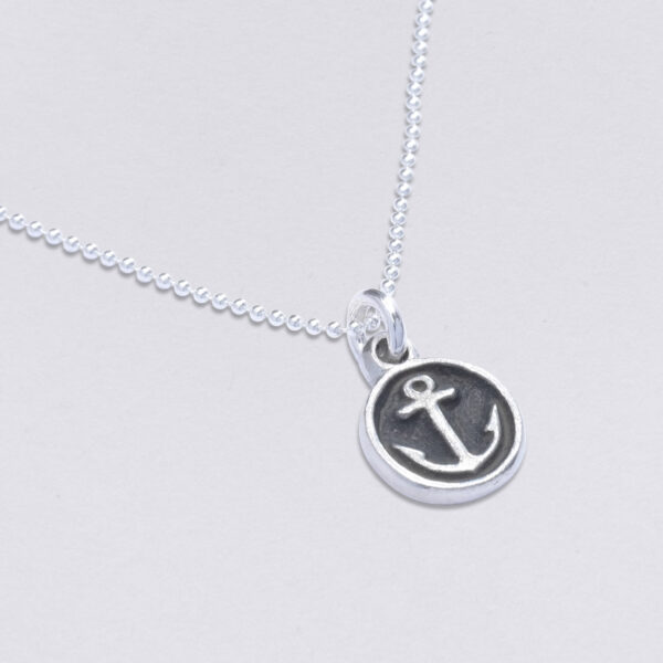 Necklace raised anchor on chain, pendant 11 mm. In a set with ball chain, choice of 3 lengths. Pewter or silver pendant, silver chain. Lateral close-up.