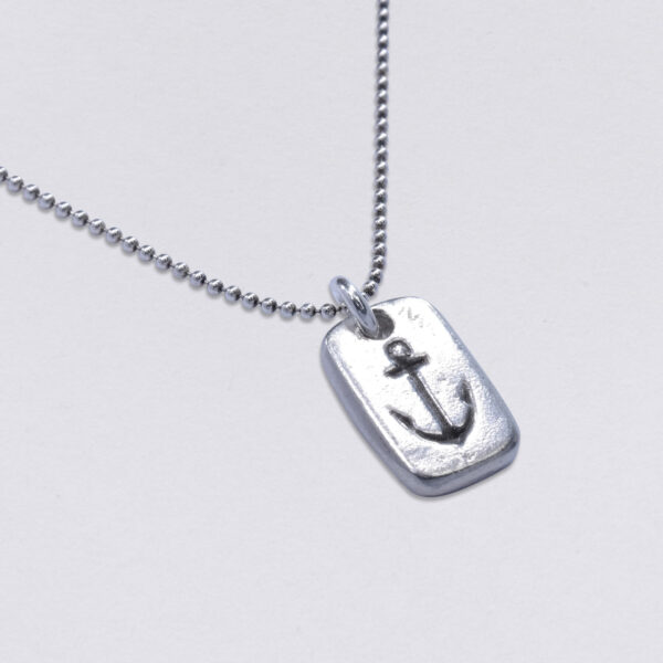 Necklace anchor pendant rectangular deepened 11 mm. Set with ball chain, available in three lengths. Back side with desired embossing. Detailed view of the front of the trailer.