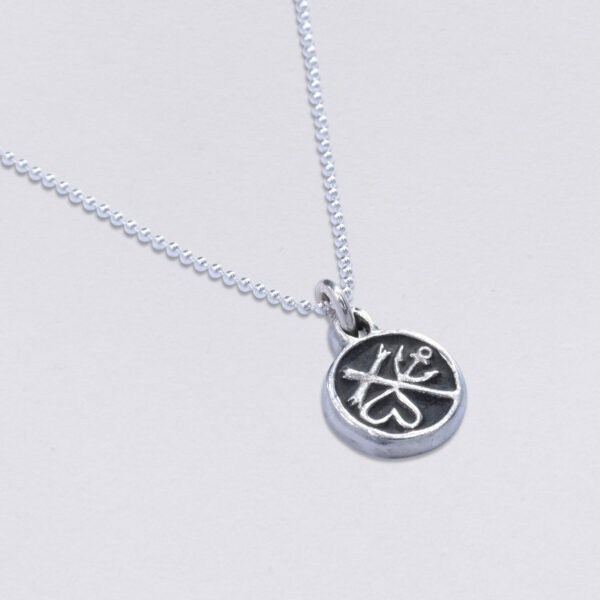 Necklace faith love hope pendant deepened round, 11 mm. Set with ball chain, available in three lengths. Back side with desired embossing. detail view.