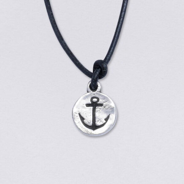 Necklace Anchor deepened on the leather strap. Round anchor pendant from Neptune jewelry on a round 2 mm leather strap: Pendant dimensions: approx. 17 mm in diameter, main image