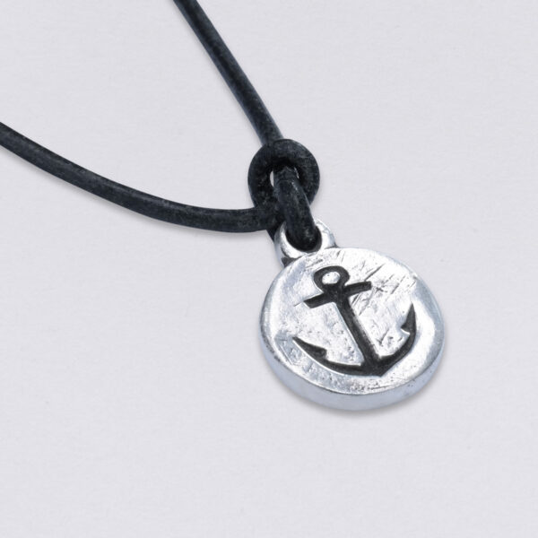 Necklace Anchor deepened on the leather strap. Round anchor pendant from Neptune jewelry on a round 2 mm leather strap: Pendant dimensions: approx. 17 mm in diameter, detailed image