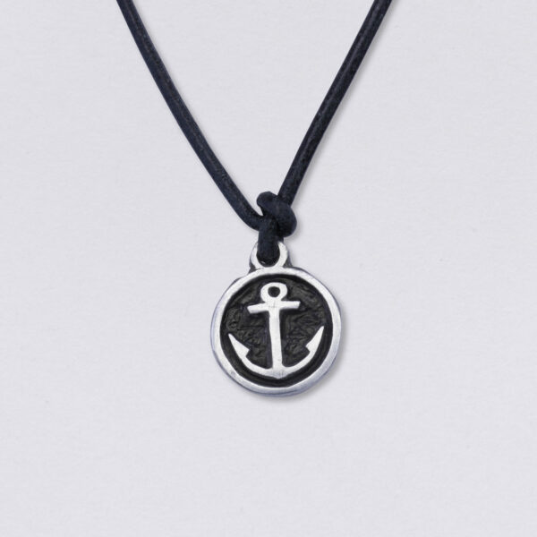 Necklace anchor on leather strap. Round anchor pendant from Neptune jewelry on a round 2 mm leather strap: Pendant dimensions: approx. 17 mm in diameter