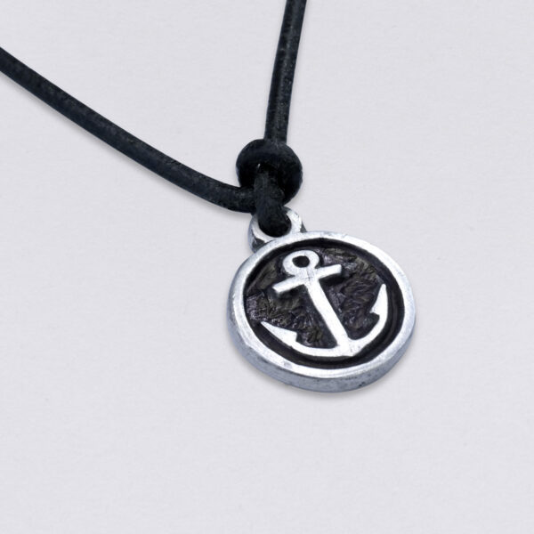 Round anchor pendant from Neptune jewelry on a round 2 mm leather strap: Pendant dimensions: approx. 17 mm in diameter, in detailed view.