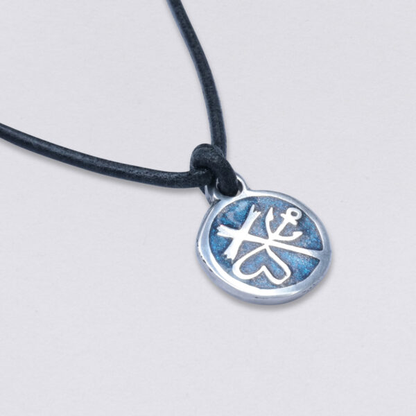 Collier Faith Love Hope sublime sur un bracelet cuir. sur le bracelet en cuir noir rond de 2 mm de NeptunsSchmeiße. Taille du pendentif : environ 17 mm de diamètre. Image de détail en résine synthétique bleue.