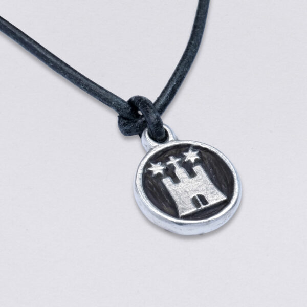 Collana Hamburg Hammaburg su cinturino in pelle. Su un cinturino in pelle nero rotondo da 2 mm di NeptunsSchmeiße. Dimensioni ciondolo: circa 17 mm di diametro. Immagine principale oscurata.