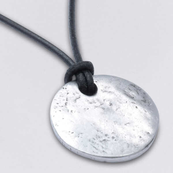 Ciondolo bianco su cinturino in pelle nera con goffratura personalizzabile. Dimensioni: circa 3 cm, dai gioielli Nettuno.