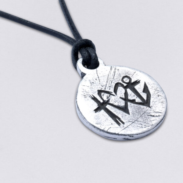 Collana Faith Love Hope su cordoncino di cuoio di Neptune Jewels. Dimensioni ciondolo: circa 3 cm di diametro. Dettaglio immagine nera.