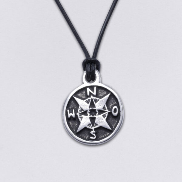 Halsschmuck Kompass am Lederband. am schwarzen runden 2 mm Lederband von Neptunsgeschmeide. Anhänger Größe: ca. 3 cm Durchmesser. Hauptbild.