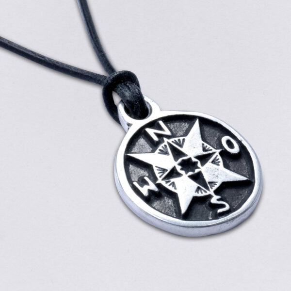 Necklace compass on leather strap. on the black, round 2 mm leather strap by NeptunsSchmeiße. Pendant size: about 3 cm in diameter. detail picture2