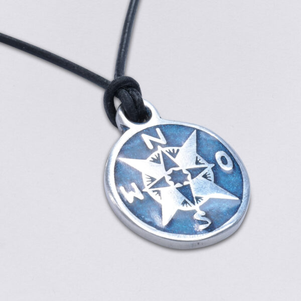 Collana bussola su cinturino in pelle. sul cinturino in pelle nero rotondo da 2 mm di NeptunsSchmeiße. Dimensioni ciondolo: circa 3 cm di diametro. Particolare blu bussola