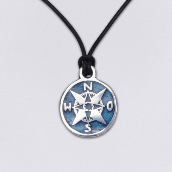 Collana bussola su cinturino in pelle. sul cinturino in pelle nero rotondo da 2 mm di NeptunsSchmeiße. Dimensioni ciondolo: circa 3 cm di diametro. Immagine principale blu.