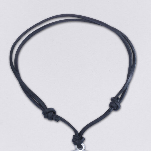 Lederband vierkant 4 mm schwarz mit verstellbarem Knotenverschluß, handgefertigt von Neptunsgeschmeide.