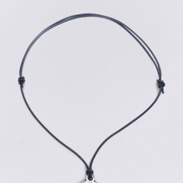 Lederband rund 2mm schwarz mit verstellbarem Knotenverschluß, handgefertigt von Neptunsgeschmeide.