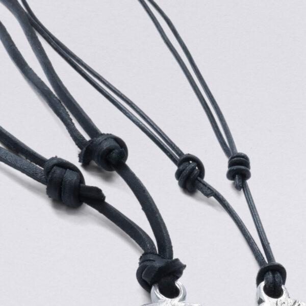 Lederbänder rund 2 mm und vierkant 4 mm schwarz zur Auswahl mit verstellbarem Knotenverschluß, handgefertigt von Neptunsgeschmeide.